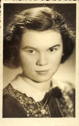 Foto Ak Portrait einer jungen Frau,Irmgard Cisie..., Berliner Mädel, Brünn 1945