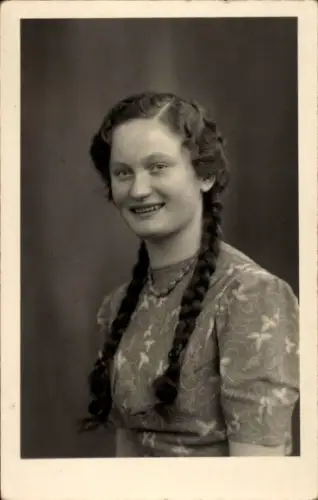 Foto Portrait einer jungen Frau mit Flechtzöpfen, Landshut, Ostern 1944
