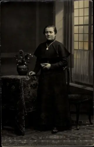 Foto Ak Standportrait einer Frau im schwarzen Kleid, Halskette