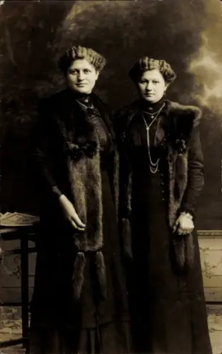 Foto Ak Zwei Frauen in langen Kleidern, Pelzkragen, Standportrait
