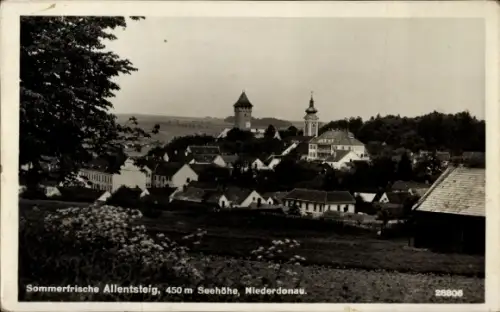 Ak Allentsteig in Niederösterreich, Dorfpanorama mit Wasserturm, Kirchturm, Wohnhäusern, Feldern 