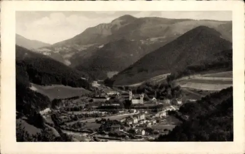 Ak Lilienfeld in Niederösterreich, Dorf im Tal, Kloster mit Kirchturm, Wohnhäuser, Felder, Wälder