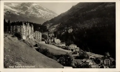 Ak Bad Gastein Badgastein in Salzburg, schneebedeckte Berggipfel, bewaldete Hänge, Häuser im Tal,