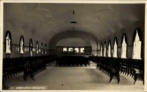 Ak Bad Hofgastein in Salzburg, Innenraum, lange Reihen gestapelter Stühle, Bogenfenster mit Vorhä