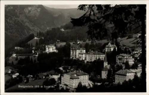 Ak Bad Gastein Badgastein in Salzburg, Tal mit mehreren großen Häusern, Kirche mit Turm, Nadelbäu