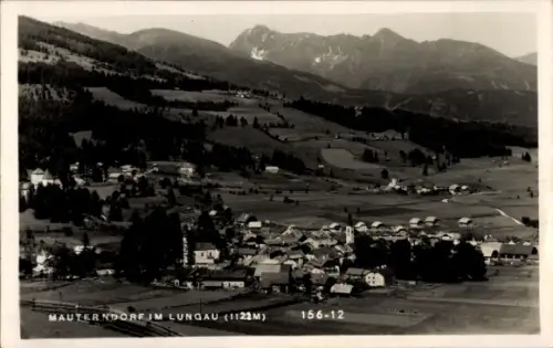 Ak Mauterndorf in Salzburg, Dorfpanorama mit Kirche, Bauernhäuser und Gehöfte, Felder und Wälder,