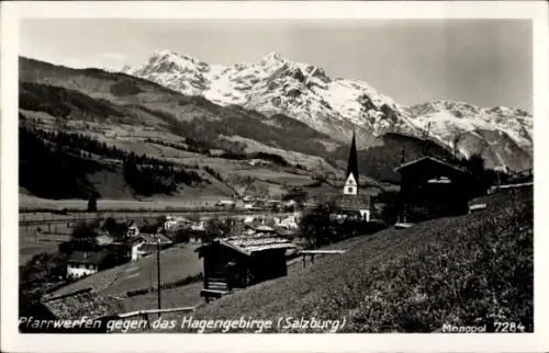 Ak Pfarrwerfen Pfarr Werfen in Salzburg, Kirche mit spitzem Turm, Holzhäuser auf Hang, Wiesen, sc
