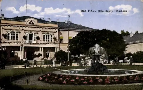 Ak Bad Hall Oberösterreich, Kurhaus mit Balkon, Springbrunnen und Blumenrabatte, Bänke und Spazie