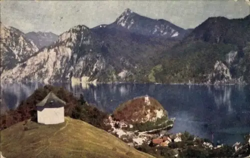 Ak Traunkirchen am Traunsee Oberösterreich, weiße Kapelle auf Hügel, Dorf am Seeufer, Felsen mit 