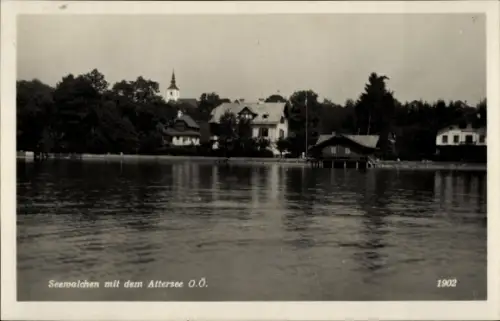 Ak Seewalchen am Attersee in Oberösterreich, See mit Wasserfläche, Bootshaus am Ufer, Wohnhäuser 