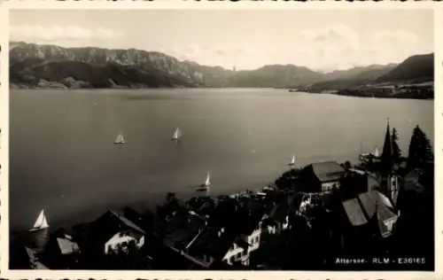 Ak Attersee am Attersee Oberösterreich, See mit mehreren Segelbooten, Ufer mit Hausdächern, Kirch