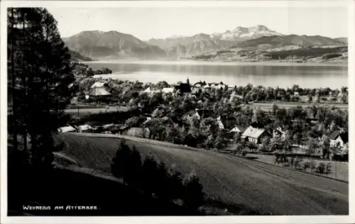 Ak Weyregg am Attersee Oberösterreich, See, Dorf mit Kirchturm, Häuser, Bäume, Feld vorn, Bergket