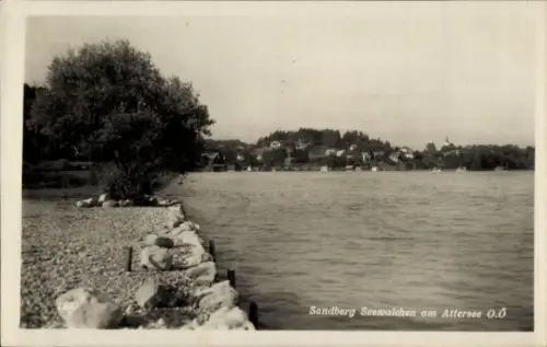 Ak Seewalchen am Attersee in Oberösterreich, Kieselstrand mit Steinmauer, Baum links, See, Häuser