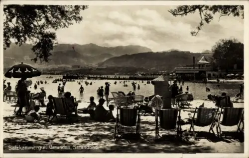 Ak Gmunden am Traunsee Salzkammergut Oberösterreich, Strandbad mit Liegestühlen, Sonnenschirm, ba