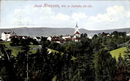 Ak Bad Kreuzen in Oberösterreich, Kirche mit spitzem Turm, Häuserreihe, Wald im Vordergrund, Hüge