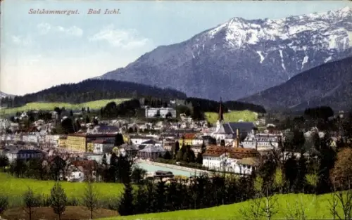 Ak Bad Ischl in Oberösterreich, Bergpanorama, schneebedeckte Gipfel, Dorf mit Kirchturm, Fluss, g
