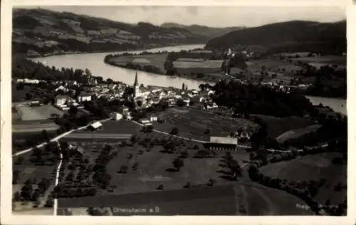 Ak Ottensheim an der Donau Oberösterreich, Luftaufnahme Ort am Fluss, Flussbiegung, Kirchturm, Hä