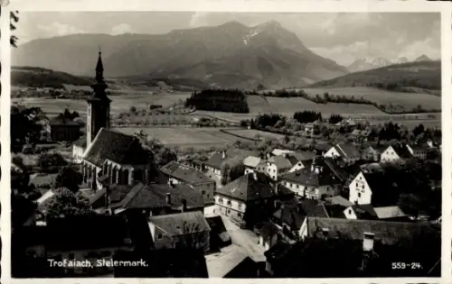 Ak Trofaiach Steiermark, Kirchturm mit Turmspitze, Häusergruppe, Felder, Baumreihe, Bergkette