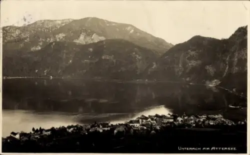 Ak Unterach am Attersee Oberösterreich, Dorf am Seeufer, ruhiger See, Bergmassiv im Hintergrund, 