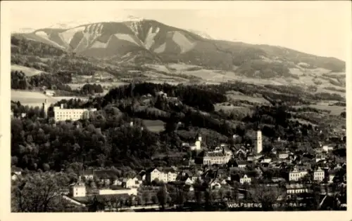 Ak Wolfsberg in Kärnten, Gesamtansicht mit Koralpe, Kirche