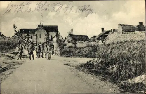 Ak Bertricourt Aisne, Straßenpartie, Soldaten, zerstörtes Haus