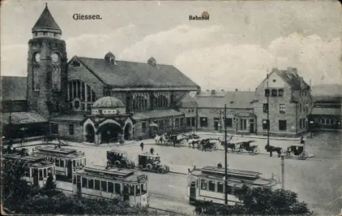 Ak Gießen an der Lahn Hessen, Bahnhof, Straßenbahnen