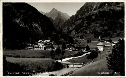 Ak Hinterbichl Prägraten am Großvenediger in Tirol, Bergtal, Bauernhäuser, Kapelle mit Turm, Bach