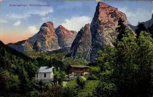 Ak Hinterbärenbad in Tirol, Markante Felsgipfel, Tal mit Wiesen, Nadelwald, Kapelle mit Turm, Bau
