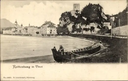 Ak Rattenberg in Tirol, Boot am Ufer mit zwei Personen, Seeufer mit Strand, Felsklippe mit Turm, 