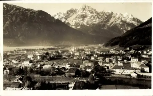 Ak Lienz in Tirol, Schneebedeckte Berggipfel, Tal mit Siedlung und Kirchturm, Flusslauf, Brücken