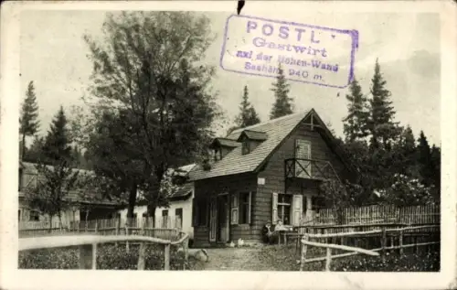 Ak Hohe Wand Niederösterreich, Holz-Gasthaus mit Balkon, Vorgarten und Lattenzaun, Bäume, zwei Pe