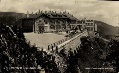 Ak Bergmassiv Rax Niederösterreich, Gebäude auf Felsplateau, Terrasse mit Tischen/Stühlen, Geländ