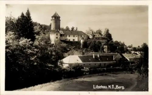 Ak Litschau Niederösterreich, Burg mit rundem Turm, langgestreckte Nebengebäude, bewaldeter Hang,