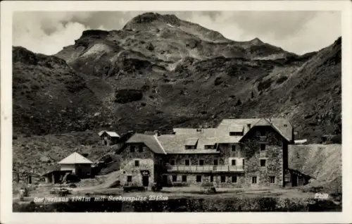 Ak Obertauern in Salzburg, Seekarhaus, Berggipfel, großes Berghaus/Hütte, kleine Nebengebäude, st
