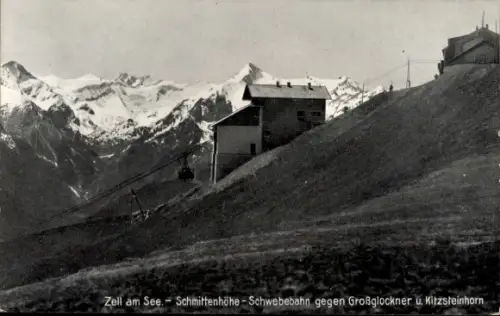 Ak Zell am See in Salzburg, Seilbahn mit Gondel, Bergstation am Hang, verschneite Berggipfel im H