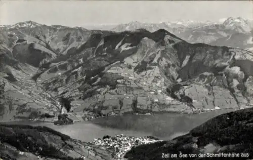 Ak Zell am See in Salzburg, Bergpanorama, Seeufer mit Siedlung, Blick von erhöhter Position, Besc