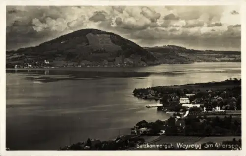 Ak Weyregg am Attersee Oberösterreich, Seeufer mit Dorf, Steg mit Boot, Hügel im Hintergrund, Wol