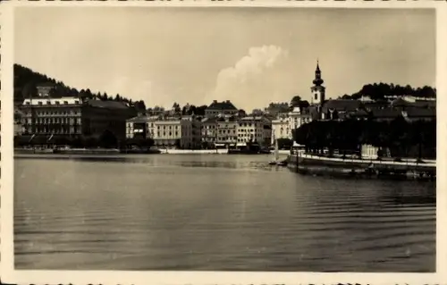 Ak Gmunden am Traunsee Salzkammergut Oberösterreich, Wasser mit Wellen, Uferpromenade mit Bäumen,