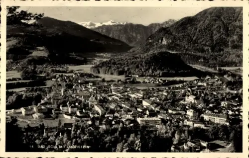 Ak Bad Ischl in Oberösterreich, Luftaufnahme einer Stadt, enge Gebäude, Kirchtürme, Fluss/See, be