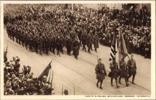 Ak Belgien, Le Drapeau Americain, Amerikanische Soldaten, Zuschauer Siegesparade