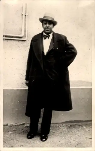 Foto Ak Boxer Jack Johnson ?, Standportrait in Anzug und Mantel, Hut