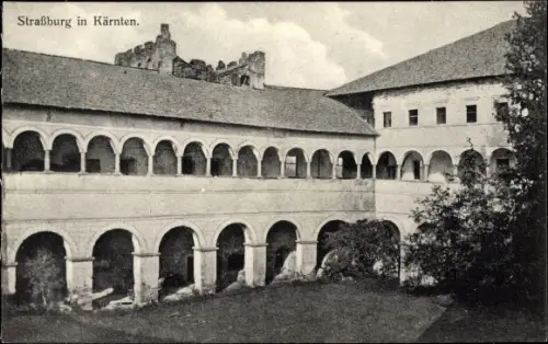 Ak Straßburg in Kärnten, Hof des Residenzschlosses
