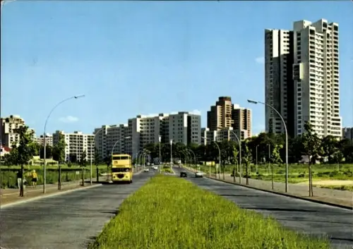 Ak Berlin Neukölln Gropiusstadt, Straße, Hochhäuser, Autobus