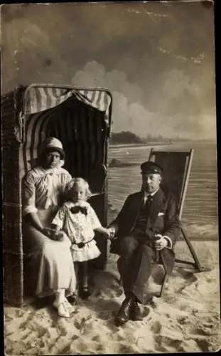 Foto Ak Familie am Strand, Familienbild, Strandkörbe