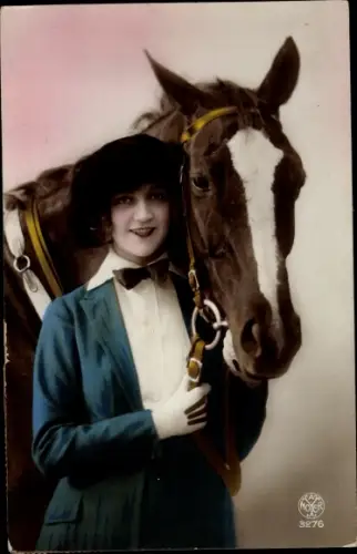 Ak Frau mit Pferd, Freundschaft, Zaumzeug
