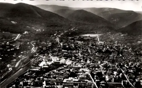 Ak Neustadt an der Weinstraße, Luftaufnahme von Neustadt, Berge im Hintergrund,  Stadtstruktur