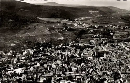 Ak Neustadt an der Weinstraße,  Stadtpanorama, Weinberge, Kirchtürme