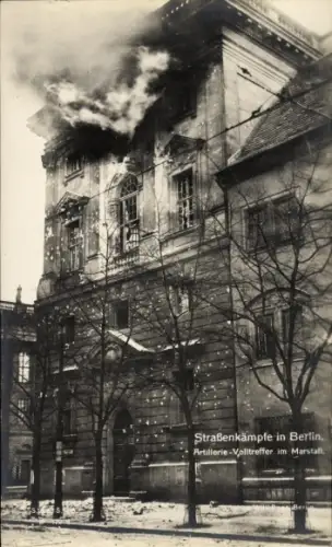 Ak Straßenkämpfe in Berlin, Artillerie-Volltreffer im Marstall