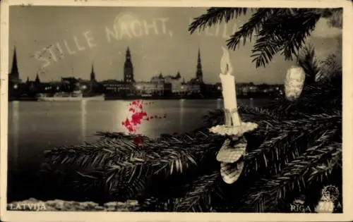 Foto Ak Riga Lettland, Gesamtansicht, Tannenbaum, Kerzen