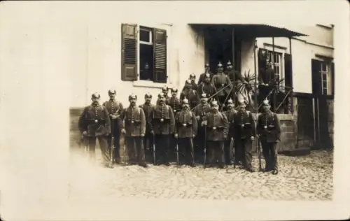 Foto Ak Reutlingen in Württemberg, Deutsche Soldaten in Uniformen